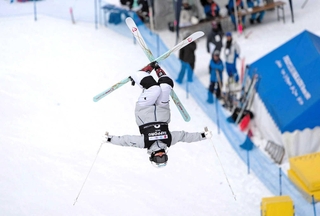 エアを決める藤木日菜。ミラノ・コルティナ五輪出場を目指す＝２０２４年３月、札幌市（新井康さん撮影）