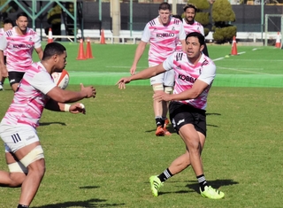 今季開幕戦で先発として日本デビューが決まり、練習に汗を流す神戸のＣＴＢアントン・レイナートブラウン（手前右）＝神戸市東灘区のチームグラウンド