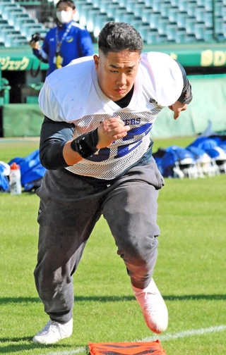 甲子園ボウルへ向け、汗を流す関学大のＤＬ八木