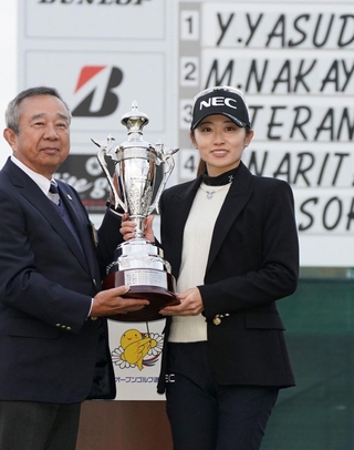 大会連覇を果たし、トロフィーを受け取る安田祐香（右）＝撮影・西田忠信
