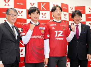 Ｊ３福島に加入が決まった泉彩稀（中央左）とＪ３金沢入りする有吉勇人（同右）、福島の関塚隆テクニカルダイレクター（左端）、金沢の和田昌裕ＧＭ（右端）＝甲南大