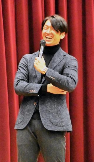 全校生徒を前に、努力や知識を得ることの大切さを語った阪神の近本＝加東市