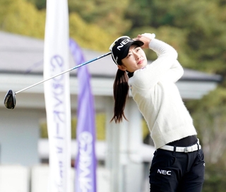 １番、ティーショットを放つ安田祐香（撮影・西田忠信）