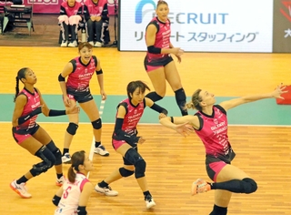 リーグ３位と好調な姫路を引っ張る（左から）宮部や野中、ミンガルディ（上）ら。連覇が懸かる皇后杯に臨む＝６日、加古川市、ＳＨＯＷＡグループ総合体育館