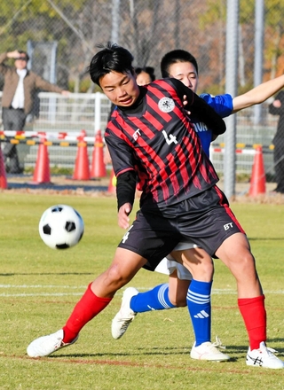 決勝・安室－龍野東　後半、ゴール前で競り合う龍野東の二木（４）