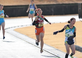フィニッシュする女子・星陵台の５区平野凜明＝１４日午前、滋賀県野洲市（撮影・丸山桃奈）