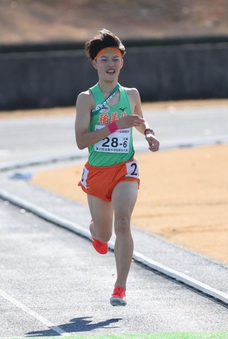 フィニッシュする男子・稲美北の６区山田遼＝１４日午後、滋賀県野洲市、希望が丘文化公園（撮影・丸山桃奈）