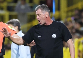 選手に声をかける広島時代のスキッベ監督＝９月