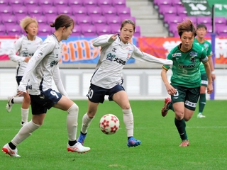 伊賀－ＩＮＡＣ神戸　前半、攻め上がるＩＮＡＣ神戸の成宮（中央）＝サンガスタジアムｂｙＫＹＯＣＥＲＡ