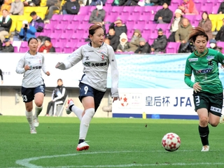 伊賀－ＩＮＡＣ神戸　前半、攻め上がるＩＮＡＣ神戸の吉田（９）＝サンガスタジアムｂｙＫＹＯＣＥＲＡ