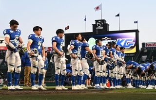 立命大に敗れ、応援席にあいさつする関学大の選手たち＝西宮市の甲子園球場（撮影・大田将之）