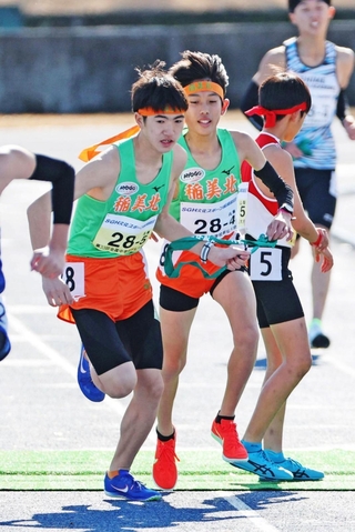 男子・稲美北の４区藤井陽生（右）からたすきを受け取る５区本沢惺成（撮影・丸山桃奈）