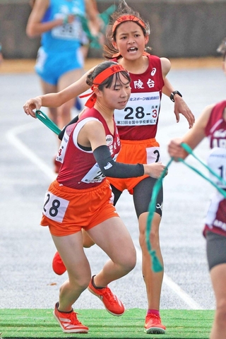 女子・星陵台の３区石田結乃（奥）からたすきを受け取る４区藤井夢結（撮影・丸山桃奈）