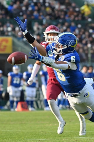 立命大-関学大　第３クオーター、関学大のＷＲ五十嵐がロングパスに飛び込むも一歩届かず（撮影・大田将之）