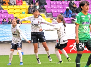 伊賀－ＩＮＡＣ神戸　後半２０分、頭で同点ゴールを挙げて喜ぶＩＮＡＣ神戸の太田（中央）