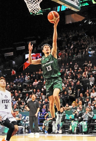 神戸－静岡　第２クオーター、速攻からシュートを決める神戸の道原（１３）