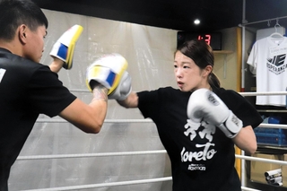 夫のレイさん（左）を相手に練習するロリト麻理菜＝伊丹市のエスペランサジム