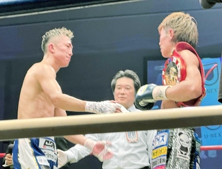 引き分けの試合後に波田大和（右）と握手を交わす神足茂利（左）＝８月２日、東京・後楽園ホール