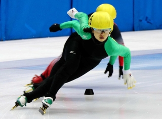 兵庫県民体育大会で３冠に輝いた当時１４歳の長森遥南＝２０１６年１２月、神戸市立ポートアイランドスポーツセンター