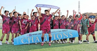 劇的勝利で西地区優勝を決め、雄たけびを上げる神戸ユースの瀬口主将（８）、浜崎（１０）ら＝７日、いぶきの森球技場