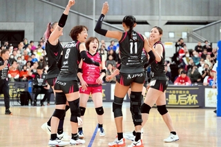 ＳＡＧＡ久光との準々決勝で笑顔を見せる姫路の伊藤（右端）、福留（中央）、大島（８）ら＝１４日、東京体育館（チーム提供）