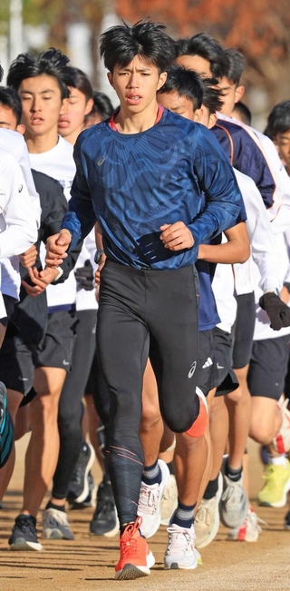 ペース走に取り組む男子・西脇工の新妻遼己（中央）＝西脇市の同校（撮影・吉田敦史）