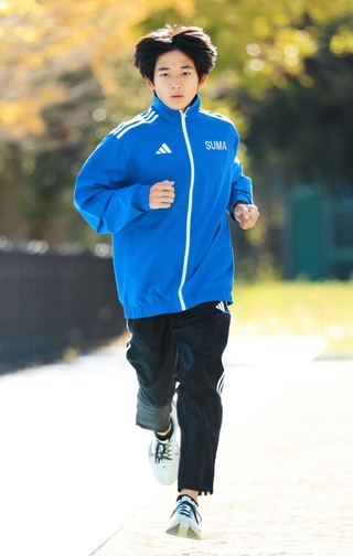 都大路に向けて練習に励む男子・須磨学園の森貞翔太＝神戸市須磨区の同校（撮影・吉田敦史）