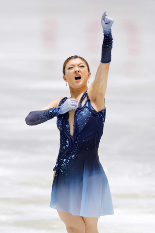 女子ＳＰの演技を終え、ガッツポーズする坂本花織＝国立代々木競技場