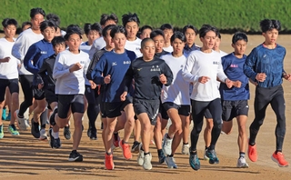 都大路に向けて全員で士気を高める男子・西脇工＝西脇市野村町の同校（撮影・吉田敦史）