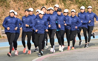 全国高校駅伝に向けて最終調整を進める女子・須磨学園の選手たち＝神戸市須磨区の同校（撮影・大田将之）