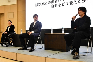 海外で活躍するために必要な心構えなどを語った（左から）上地結衣、岡崎慎司さん、大畑大介さん＝神戸市中央区