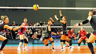 姫路－ＮＥＣ川崎　第３セット、スパイクから失点する姫路の選手たち＝京王アリーナＴＯＫＹＯ