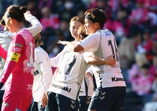 ＩＮＡＣ神戸－Ｃ大阪　前半、ゴールを決めて喜ぶ道上（１６）＝ヨドコウ桜スタジアム（撮影・丸山桃奈）