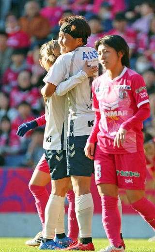 ＩＮＡＣ神戸－Ｃ大阪　前半、２点目を決め、喜ぶ道上（中央）＝撮影・丸山桃奈