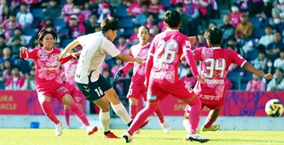 ＩＮＡＣ神戸－Ｃ大阪ヤンマー　前半、２点目となるシュートを放つ道上（１６）＝撮影・丸山桃奈