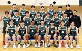 優勝候補とぶつかる初戦に向け、気合を込める男子・報徳＝西宮市の同校