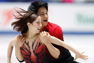 ペア・ＳＰ　演技する三浦璃来（手前）、木原龍一組