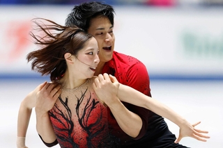 ペア・ＳＰ　演技する三浦璃来（手前）、木原龍一組