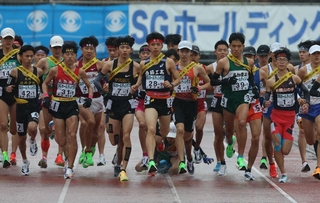 スタートする男子・西脇工の１区新妻遼己（２８）ら＝２１日午後、京都市のたけびしスタジアム京都（撮影・丸山桃奈）