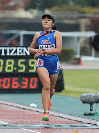 女子８位でフィニッシュした須磨学園の５区西村美羽菜（２８）＝２１日午前、京都市のたけびしスタジアム京都（撮影・丸山桃奈）