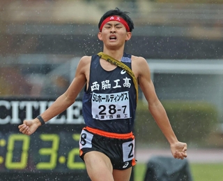 男子６位でフィニッシュした男子・西脇工の７区岸本周真＝２１日午後、京都市のたけびしスタジアム京都（撮影・丸山桃奈）