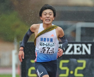 男子２０位でフィニッシュした男子・須磨学園の７区森平悠太＝２１日午後、京都市のたけびしスタジアム京都（撮影・丸山桃奈）