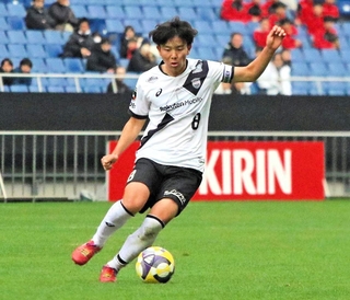 鹿島ユース－神戸ユース　前半、ボールをキープする神戸ユースの瀬口＝さいたま市緑区美園２、埼玉スタジアム