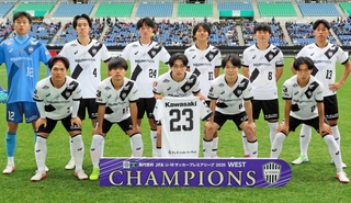 鹿島ユースとの決勝を前に整列する神戸ユースイレブン＝埼玉スタジアム