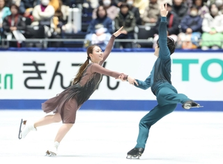 アイスダンス・フリー　演技する紀平梨花（左）、西山真瑚組（撮影・石井剣太郎）