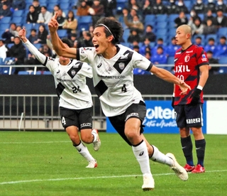 鹿島ユース－神戸ユース　後半、同点ヘッドを決め、ベンチに向かって駆け出す神戸ユースの原（手前）