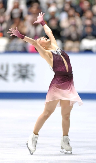 フリーの演技を終え、万感の思いで両手を突き上げる坂本花織（撮影・石井剣太郎）