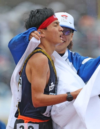 男子６位でフィニッシュした男子・西脇工のアンカー岸本周真（撮影・丸山桃奈）