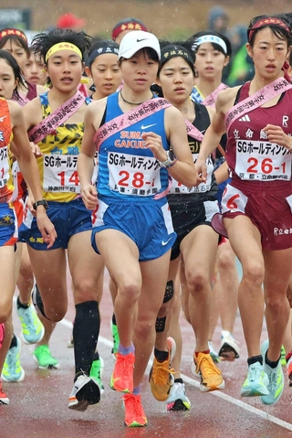 スタートし、駆け出す女子・須磨学園の１区池野絵莉（２８）＝撮影・丸山桃奈