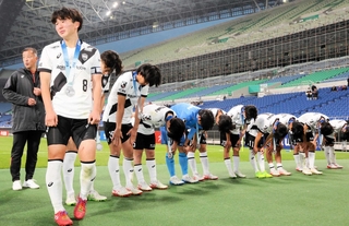 試合後スタンドにあいさつし、涙を浮かべる瀬口（８）ら神戸ユースイレブン